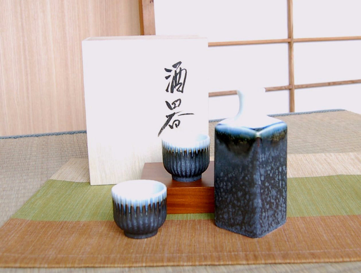 Arita Sake-Set Aus Keramik – 1 Karaffe & 4 Becher In Geschenkbox, Made In Japan, Brush Stroke Design